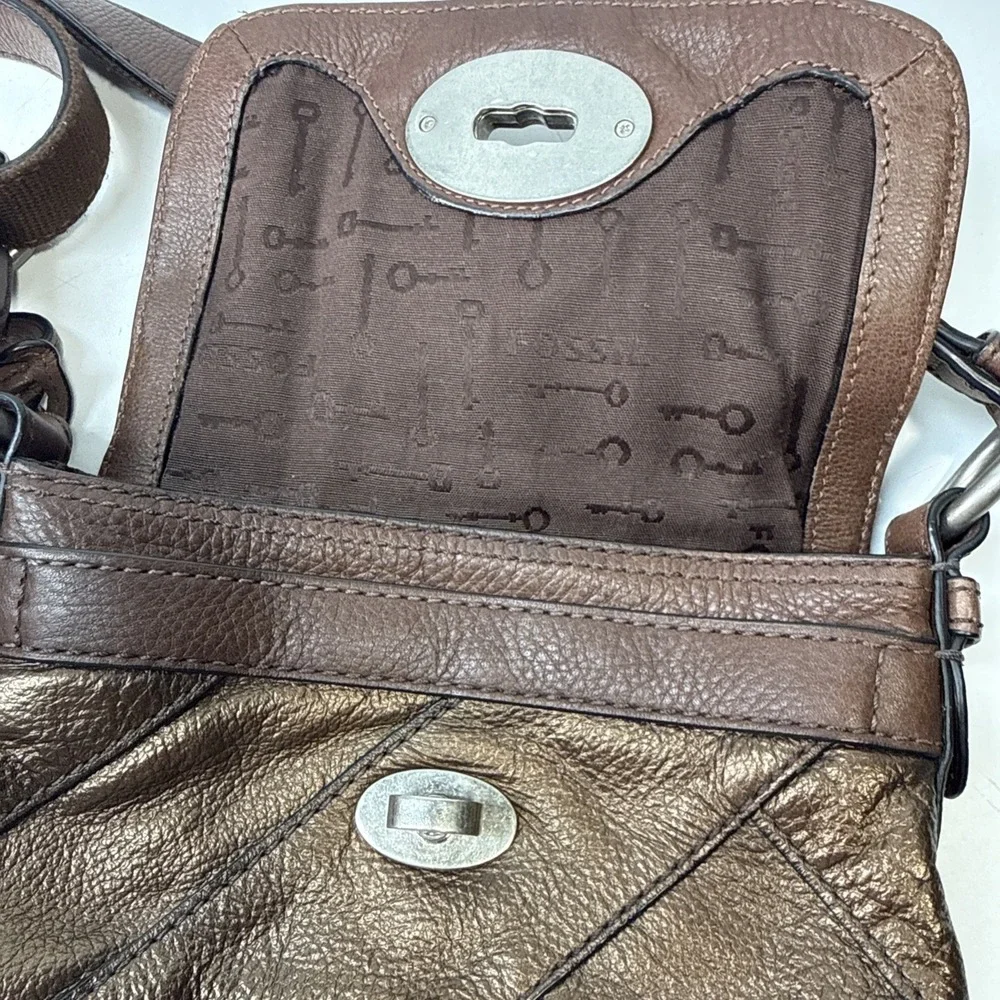 Y2K Fossil Maddox Turnlock Crossbody Bag in Soft Brown Metallic Leather Hangtag